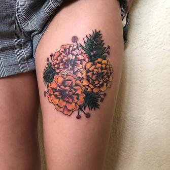Flor de cempasúchil tatuaje realizado por Maferchu Tattoo
