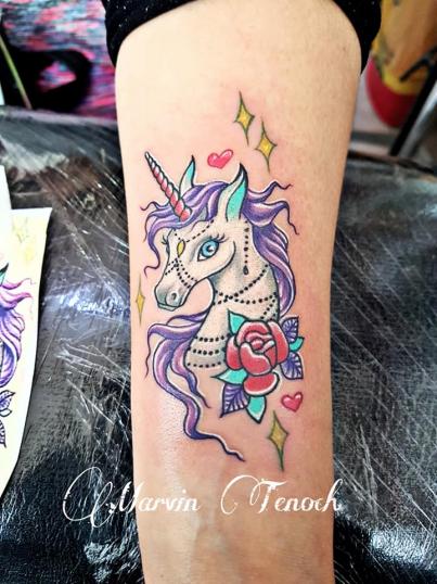 Pony blanco tatuaje realizado por Marvin Estudi Tenochtitlan