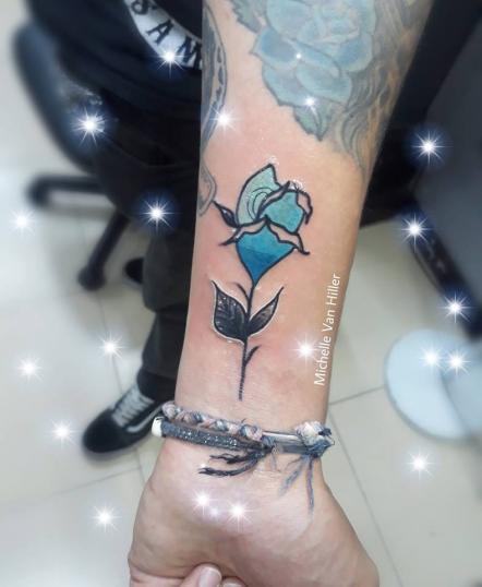 Flor pequeña tatuaje realizado por Michelle Van Hiller