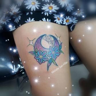 Luna y flores tatuaje realizado por Michelle Van Hiller