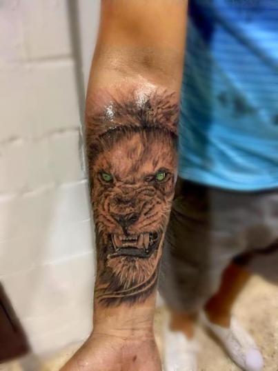León black and grey tatuaje realizado por Baloo Rodríguez