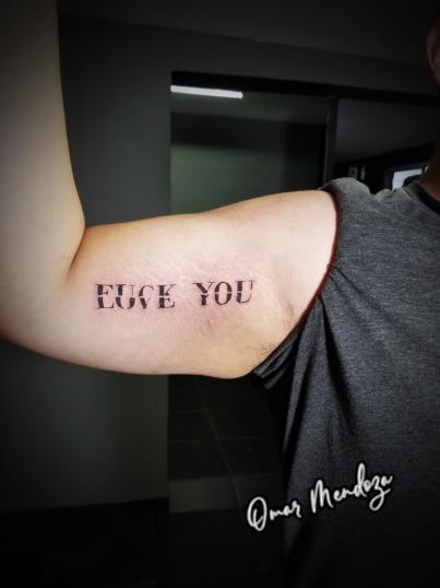 Fuck-Love you  tatuaje realizado por Omar Mendoza 