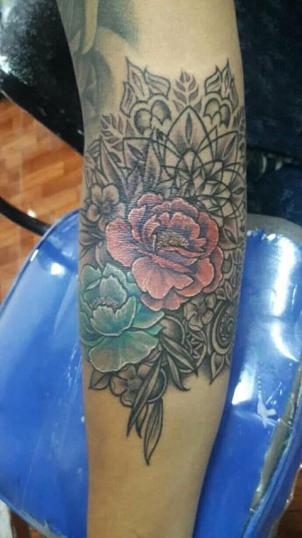 Flores y mandalas tatuaje realizado por Chilatown Custom Desing