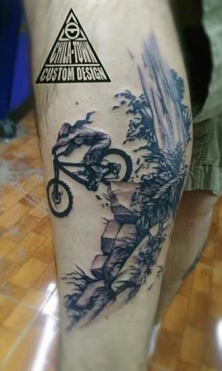 Ciclista de montaña tatuaje realizado por Chilatown Custom Desing