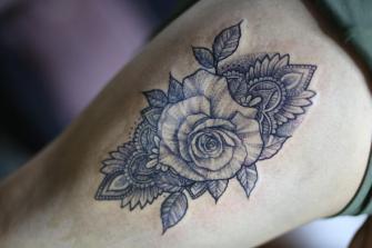 ROSA  tatuaje realizado por Old Gangsters Tattoo Shop