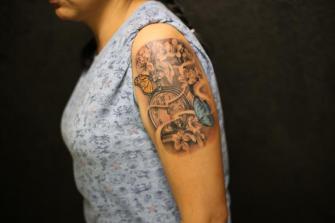 RELOJ Y MARIPOSAS tatuaje realizado por Old Gangsters Tattoo Shop