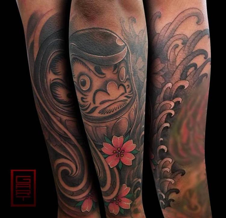 Daruma tatuaje realizado por Gart