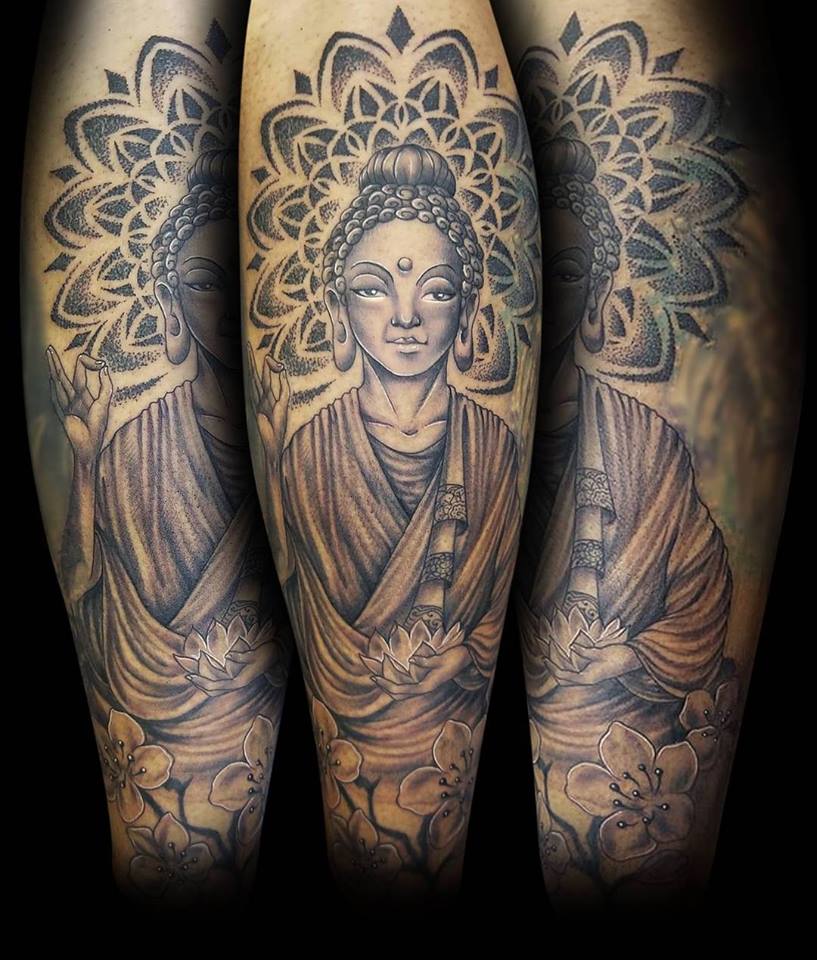 Buda tatuaje realizado por Gart
