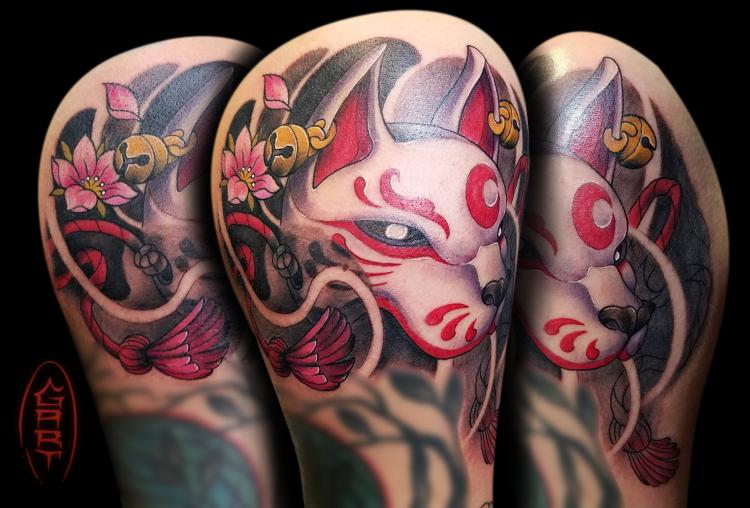 Kitsune mask tatuaje realizado por Gart