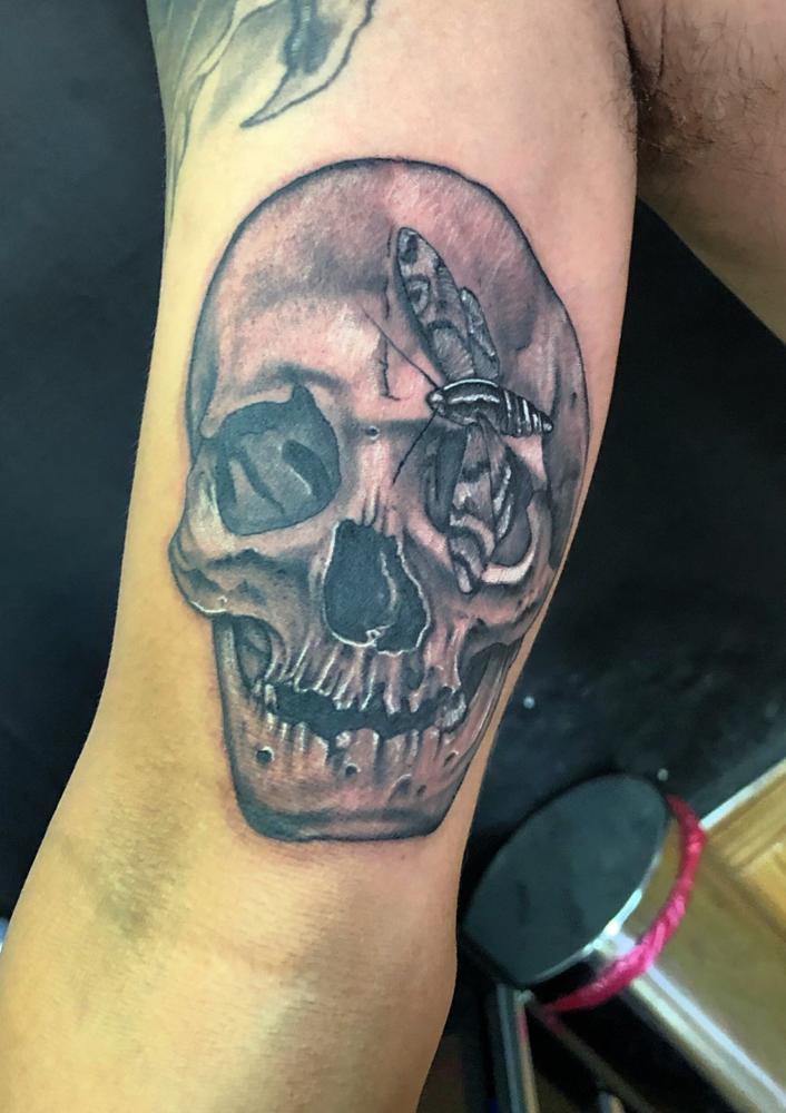Skull tatuaje realizado por Rene pacheco