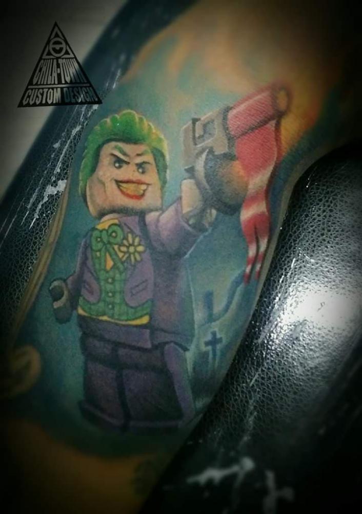 Joker lego tatuaje realizado por Chilatown Custom Desing