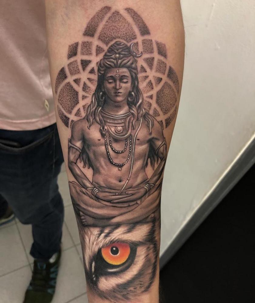 Shiva tatuaje realizado por Angel Ruiz (Hard Core)