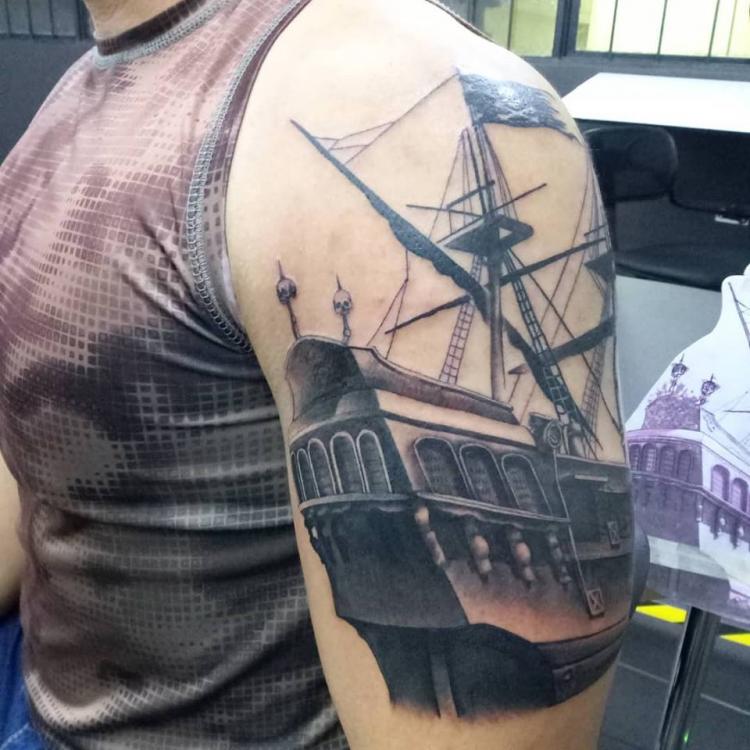 Barco Black and Grey tatuaje realizado por VonMicho