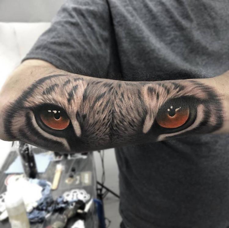 Mirada de tigre tatuaje realizado por Angel Ruiz (Hard Core)