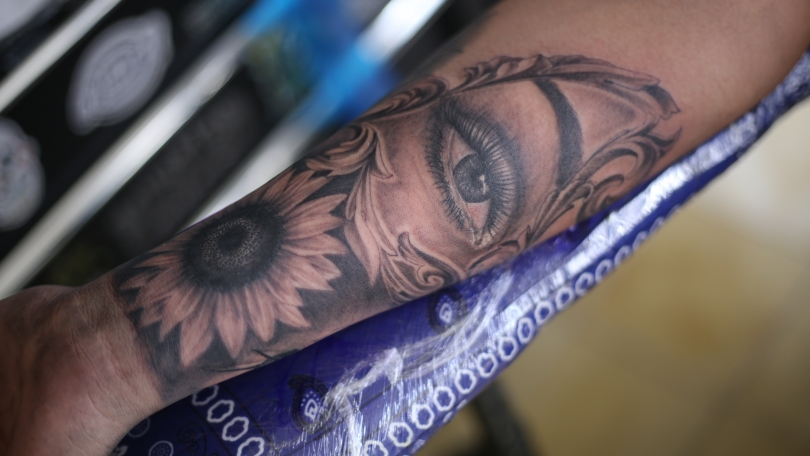 ▷ Tatuaje realizado en el estudio Old Gangsters Tattoo Shop, ojo y girasol  | Tatuajes y más