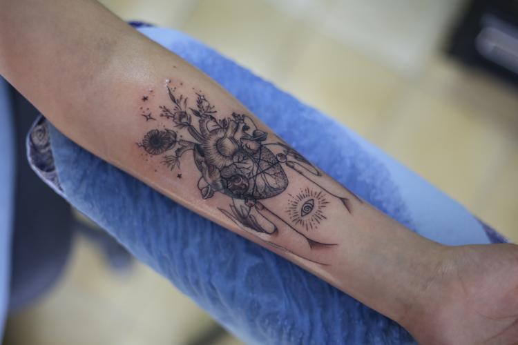 corazón con flores tatuaje realizado por Old Gangsters Tattoo Shop