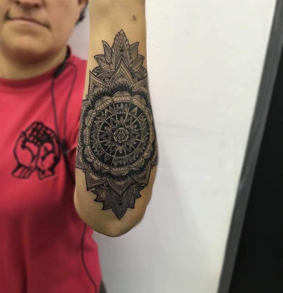 Mandala tatuaje realizado por Eduardo Gahona (Ras-T)