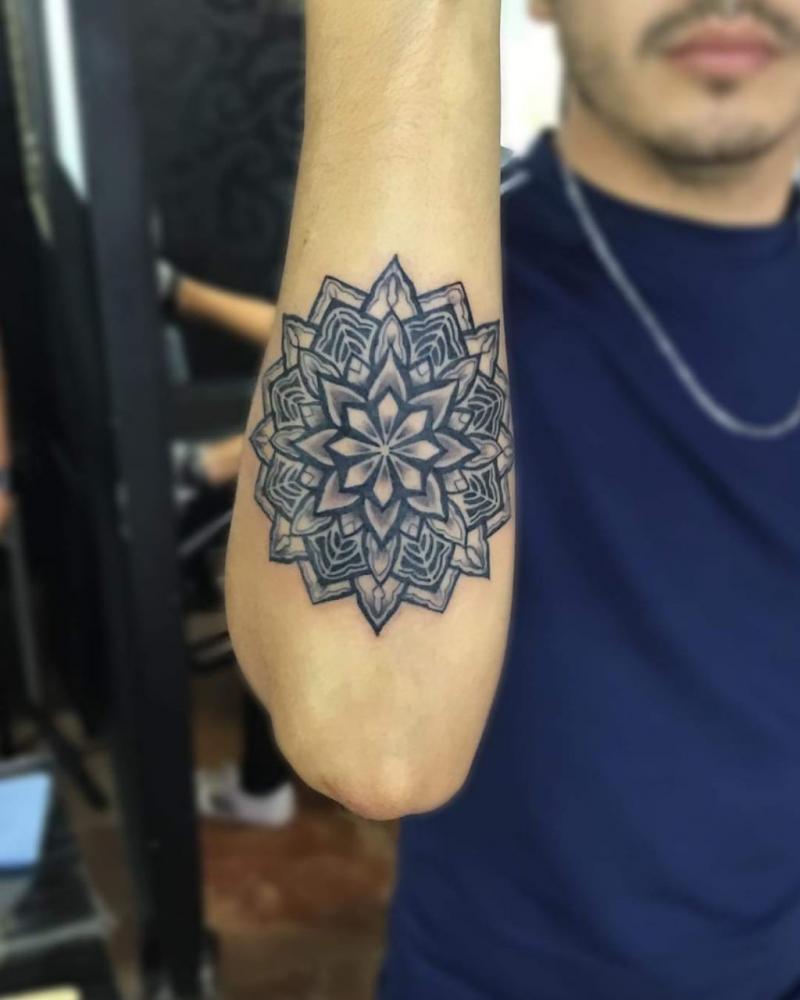 Mandala tatuaje realizado por Eduardo Gahona (Ras-T)
