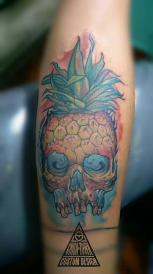 Piña-cráneo tatuaje realizado por Chilatown Custom Desing