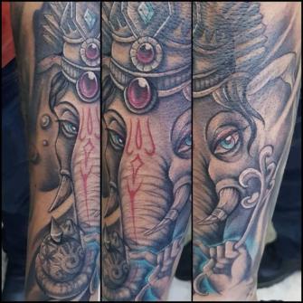 Ganesha tatuaje realizado por Gart