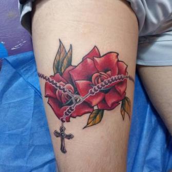Rosas y rosario tatuaje realizado por VonMicho