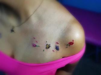 Mini mariposas y rosas tatuaje realizado por Juliio Tatuajes