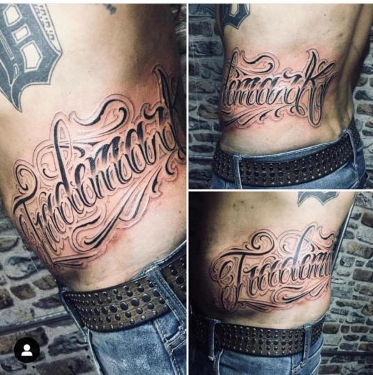 letras lettering  tatuaje realizado por Old Gangsters Tattoo Shop