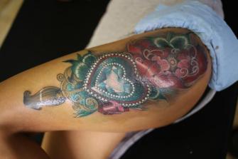flor con corazón tatuaje realizado por Old Gangsters Tattoo Shop