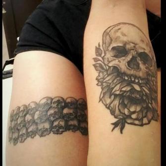 Cráneo tatuaje realizado por Totentanz Cabral