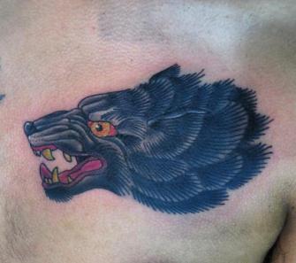 Lobo tatuaje realizado por Totentanz Cabral