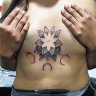 Mandala tatuaje realizado por Totentanz Cabral