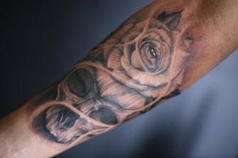 calavera con rosa tatuaje realizado por Old Gangsters Tattoo Shop