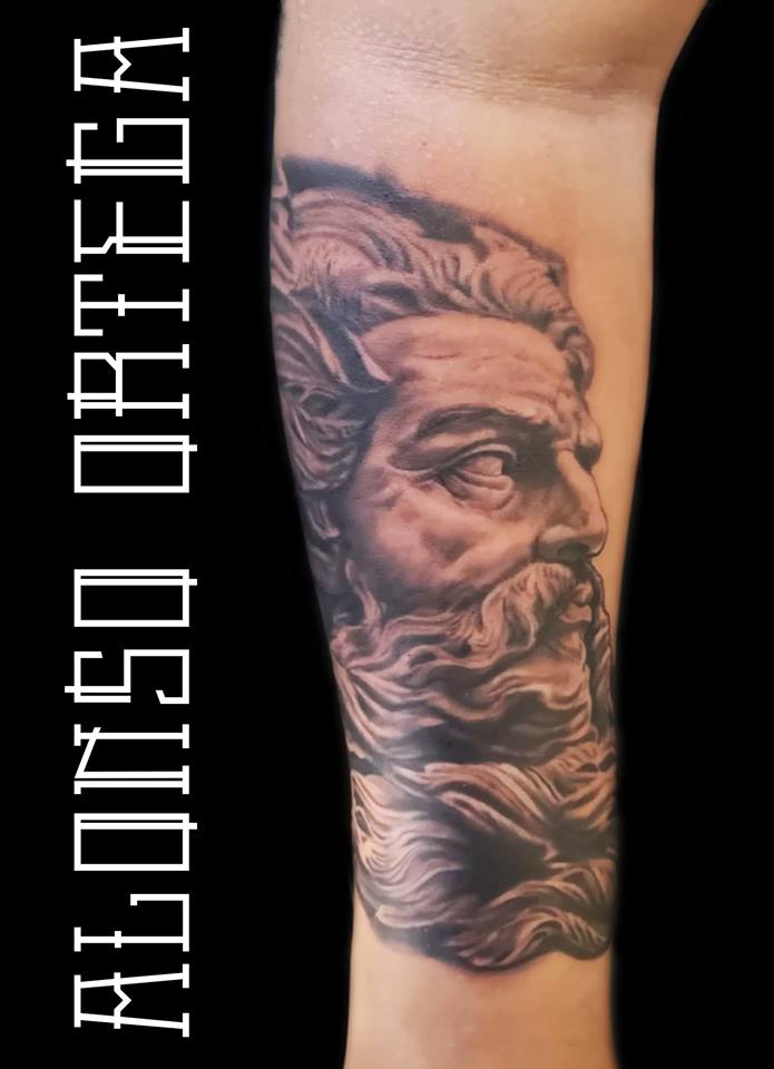 Zeus en el brazo tatuaje realizado por Gilberto Alonso Aguirre