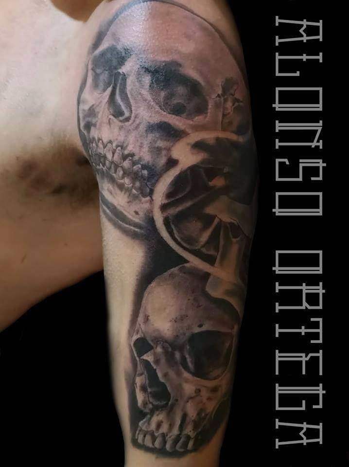 Cráneos  tatuaje realizado por Gilberto Alonso Aguirre