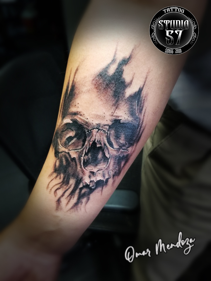 Craneo  tatuaje realizado por Omar Mendoza 