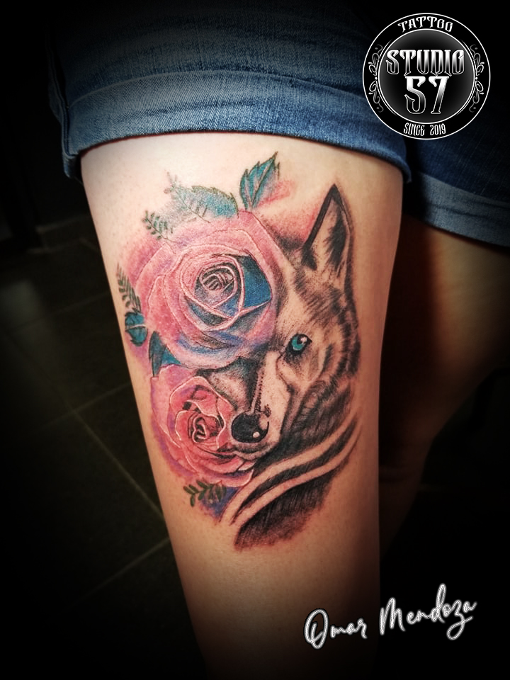 Lobo  Y flores  tatuaje realizado por Omar Mendoza 