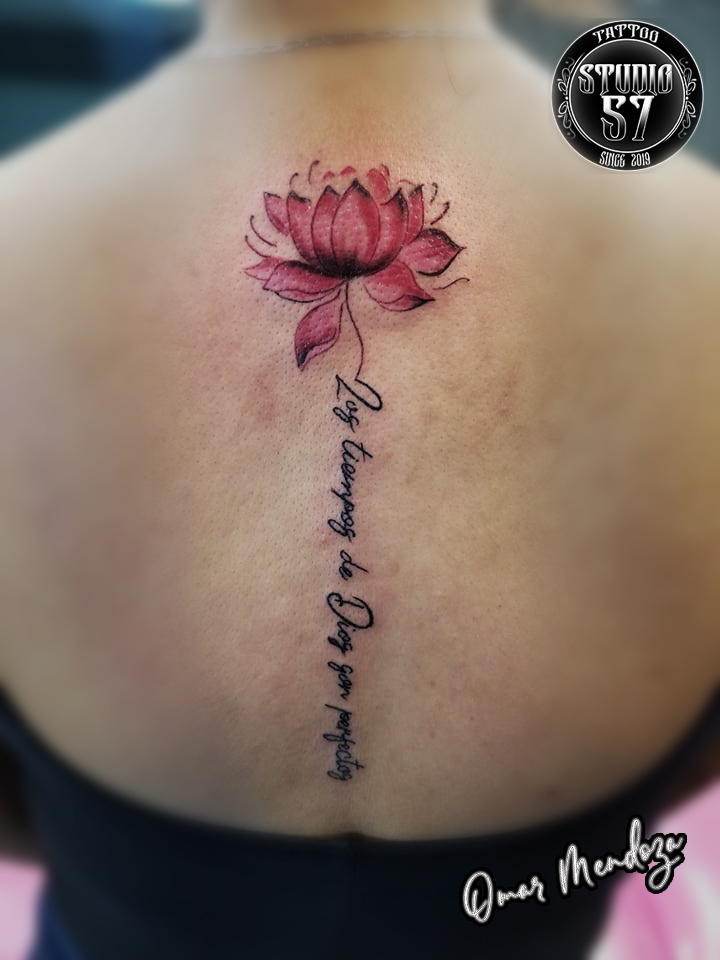 Flor en columna  tatuaje realizado por Omar Mendoza 