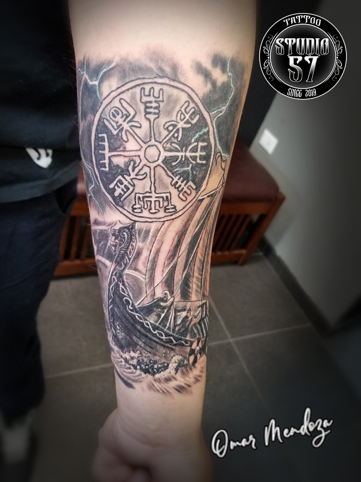 Vikingos  tatuaje realizado por Omar Mendoza 