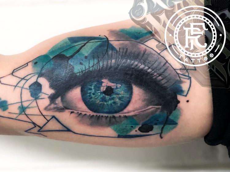 Ojo y figuras geométricas  tatuaje realizado por Fabian Rojas