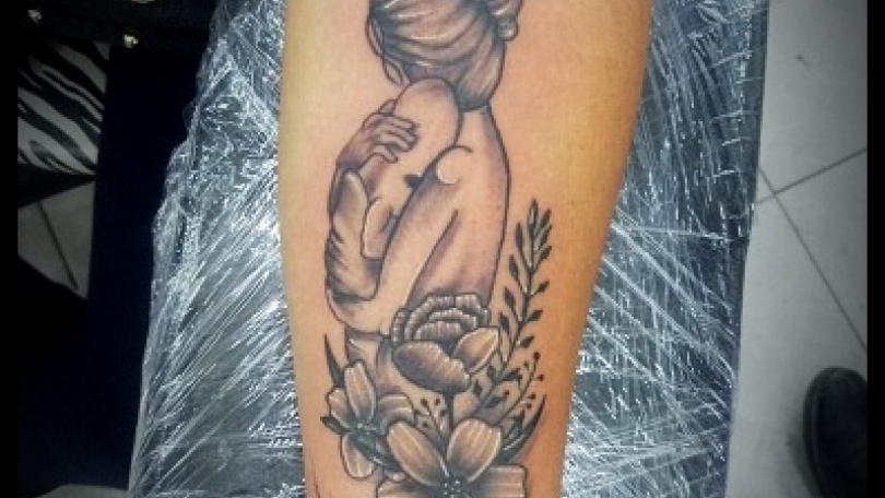 Tatuaje del artista Mexicano Roberto Girón, Mamà e hija | Tatuajes y más