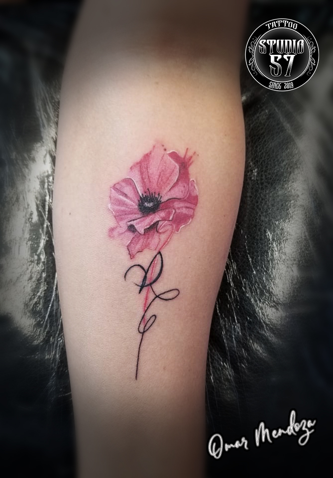 Flor  tatuaje realizado por Omar Mendoza 