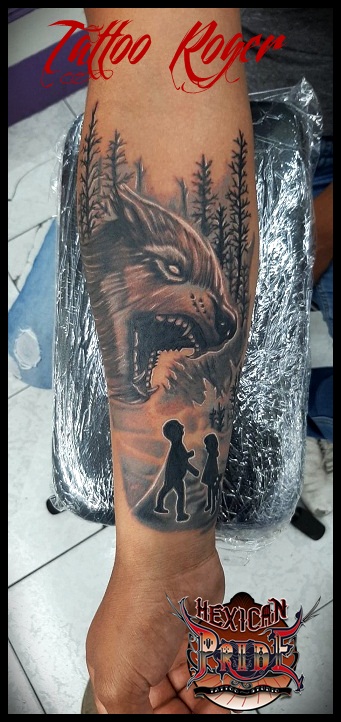 Lobo con siluetas de niños y bosque tatuaje realizado por Roberto Girón