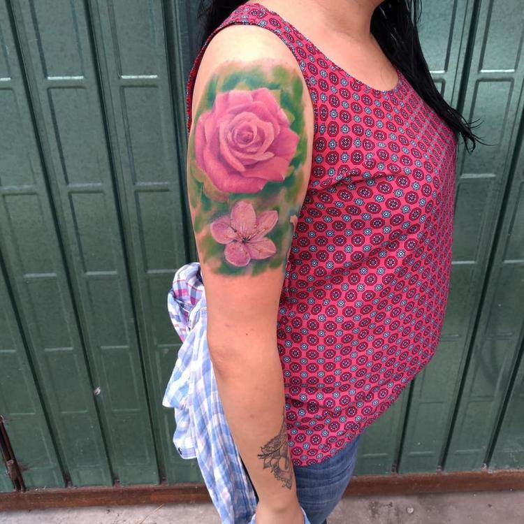 Rosa en el hombro a color tatuaje realizado por Carlos Koyote Ramirez