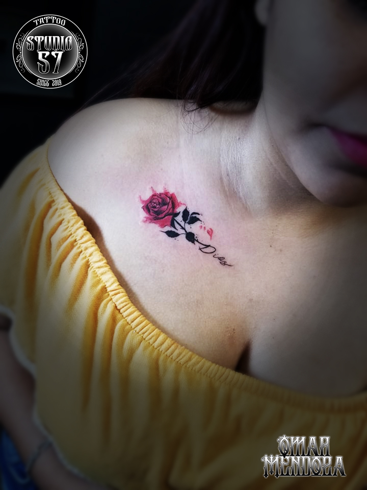 Flor clavícula  tatuaje realizado por Omar Mendoza 