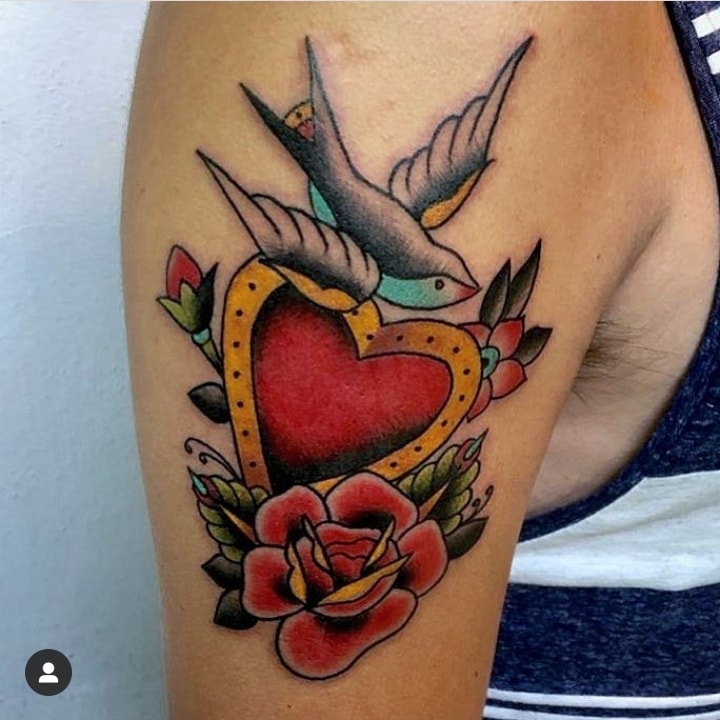 Ave corazón y rosa neotradicional tatuaje realizado por Viernes13 Tattoo Collective