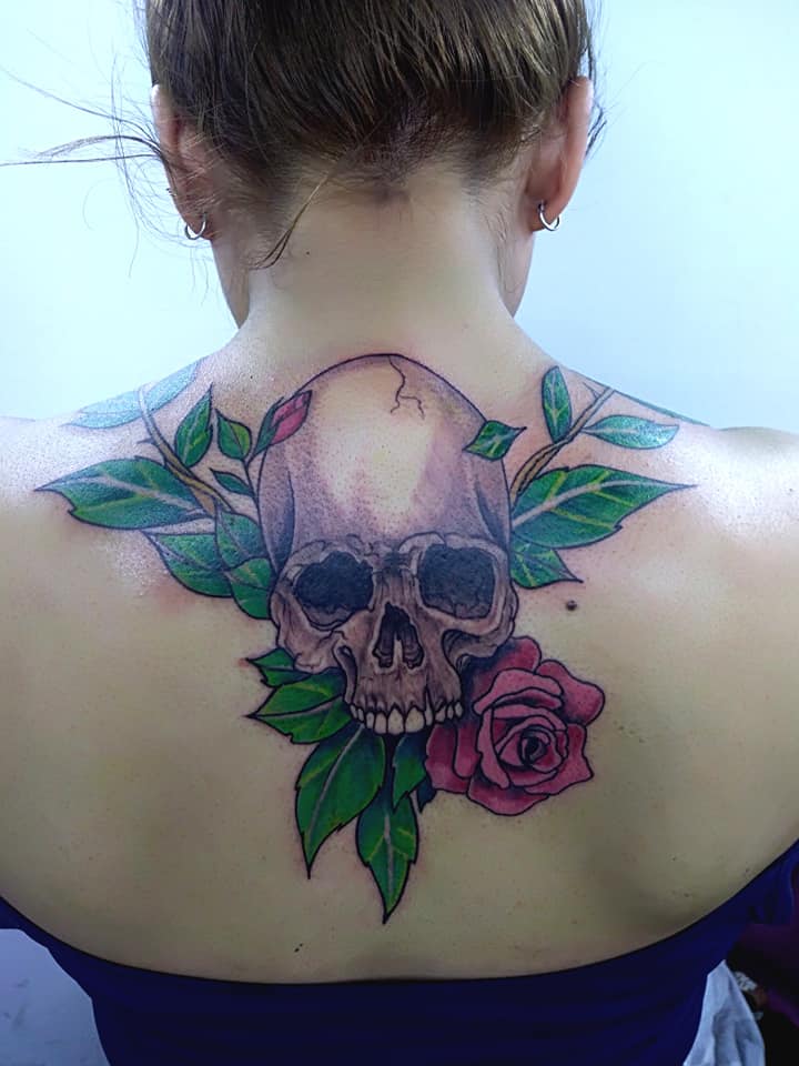 Cráneo y rosa en la espalda tatuaje realizado por Adan dados uno