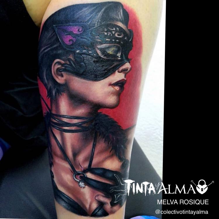 Retrato mujer con antifaz  tatuaje realizado por Tinta y Alma
