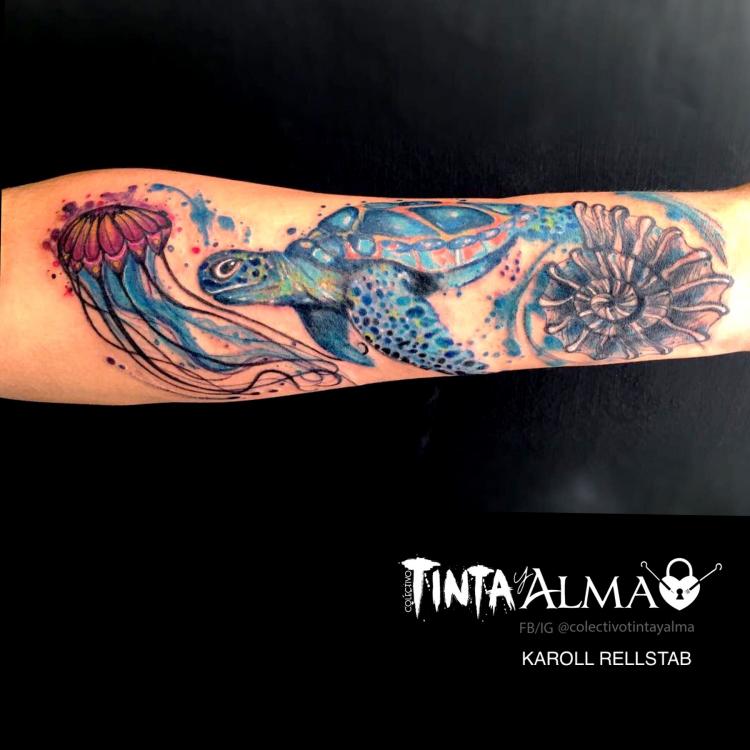 Tortuga, medusa y caracol tatuaje realizado por Tinta y Alma
