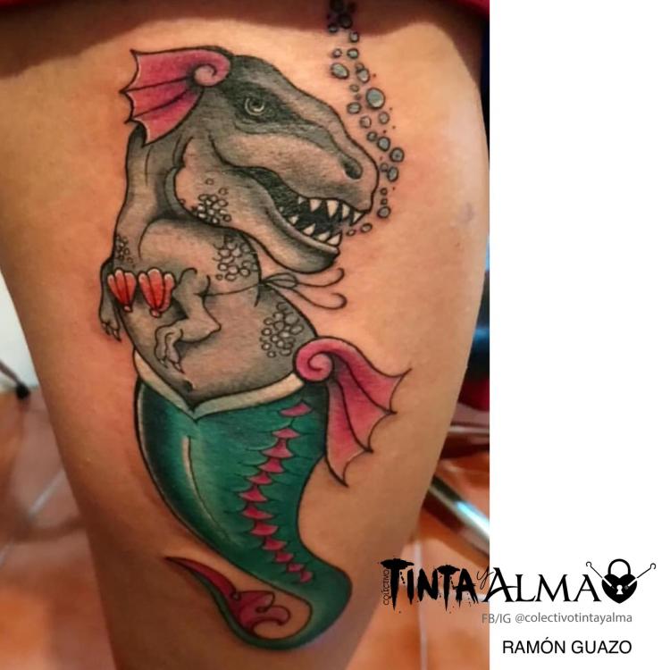 Dinosaurio rex sirena  tatuaje realizado por Ramón Guazo