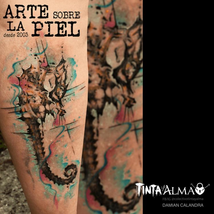 Caballito de mar tatuaje realizado por Tinta y Alma
